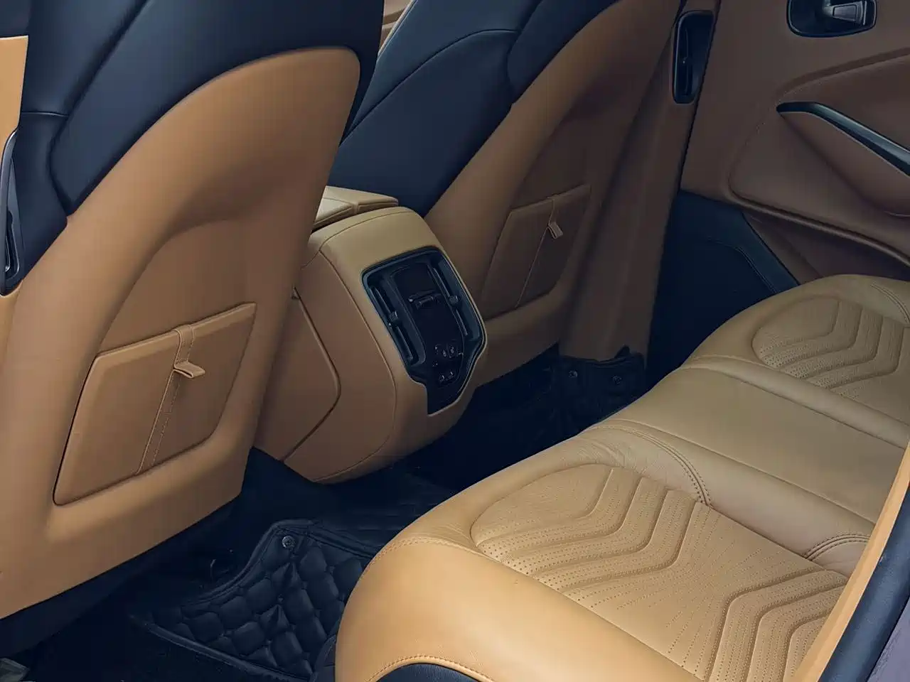 Aston Martin DBX 2021 2021 4.0T V8 Realm of Simplicity