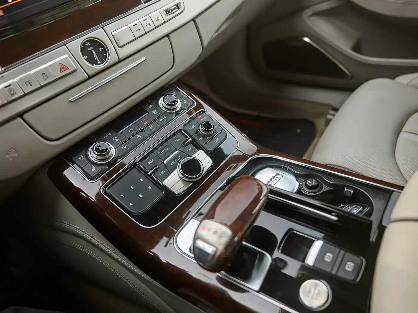 Audi A8 2014 A8L 60 TFSI quattro Exclusive фото 15