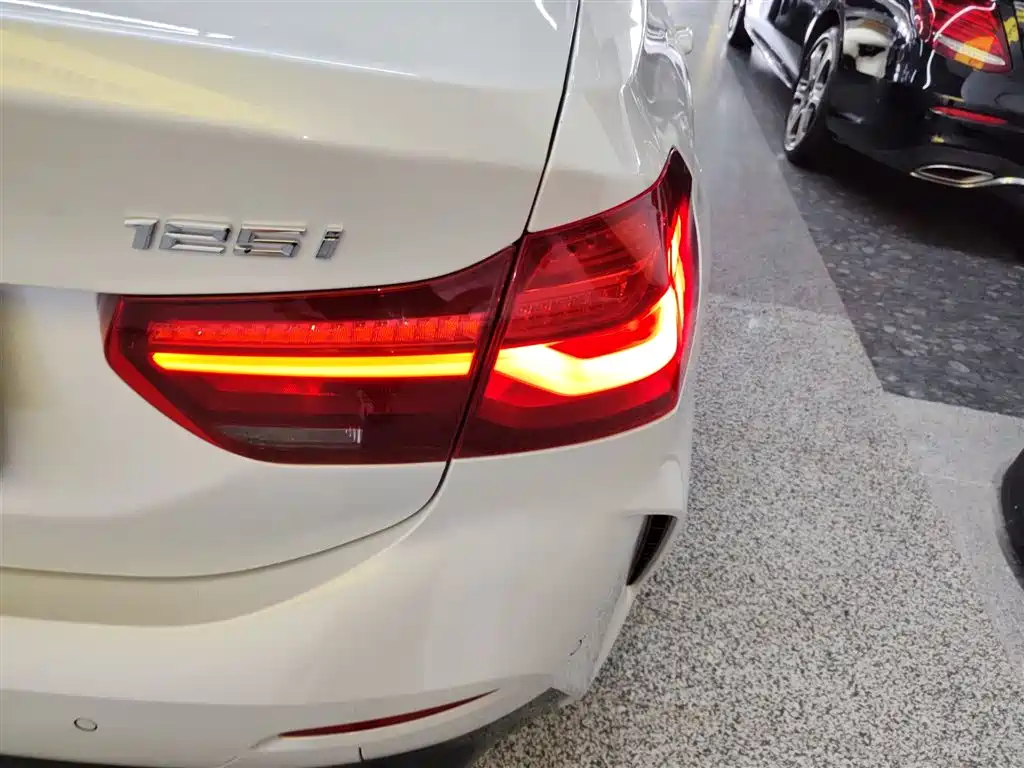 BMW 1 Series 2023 125i M Sport Shadow Edition фото 8
