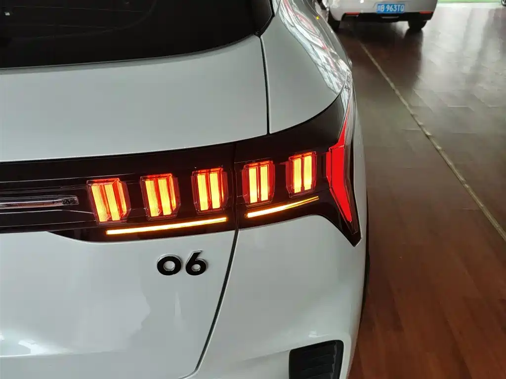Фото 24 - Lynk & Co 06