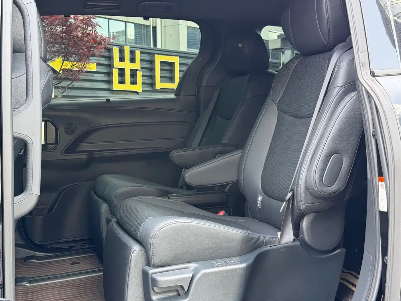 Toyota Granvia 2022 2.5L Hybrid Noble Edition фото 7