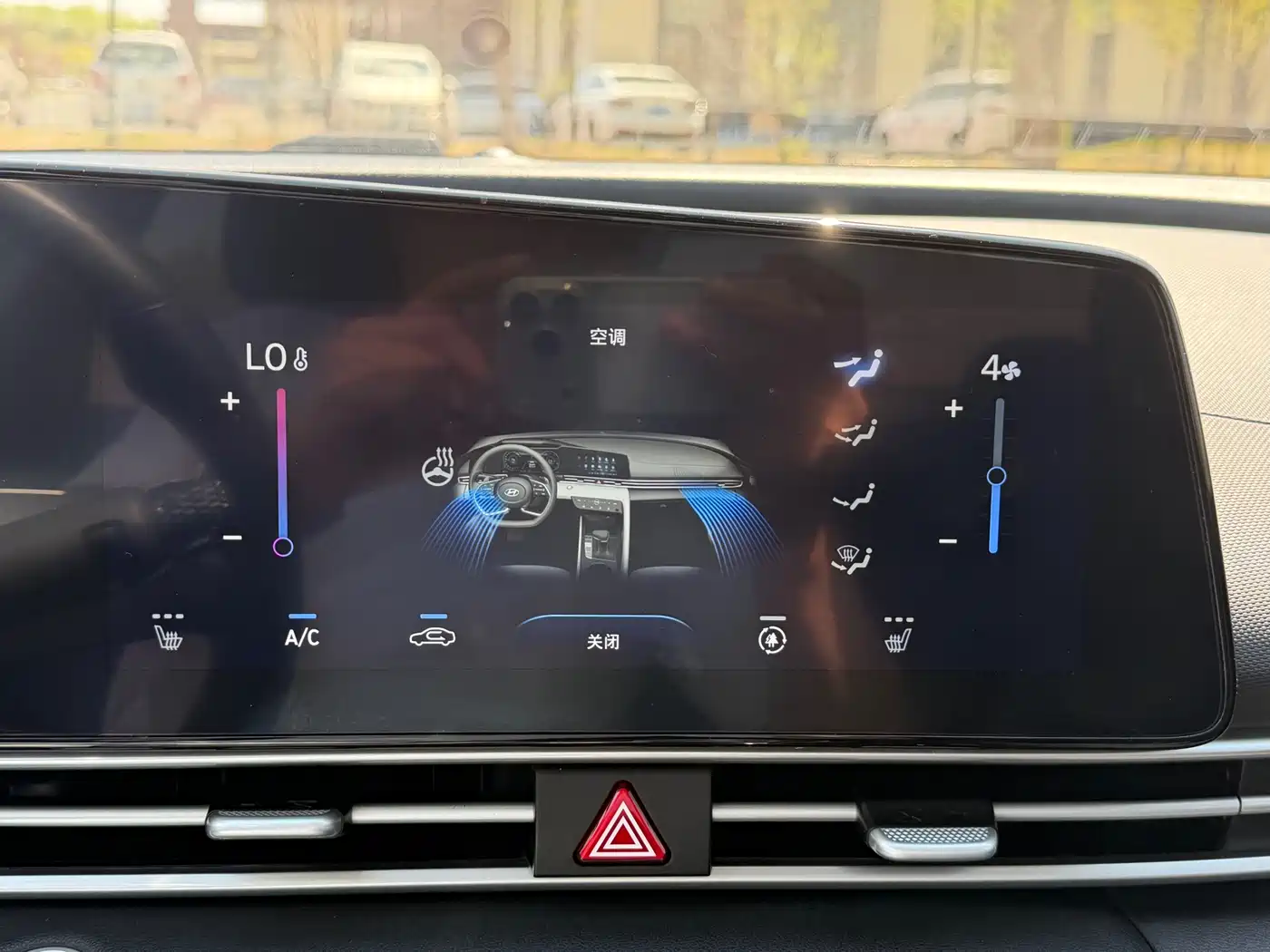 Hyundai Elantra 2022 1.5L CVT LUX Premium Edition фото 16
