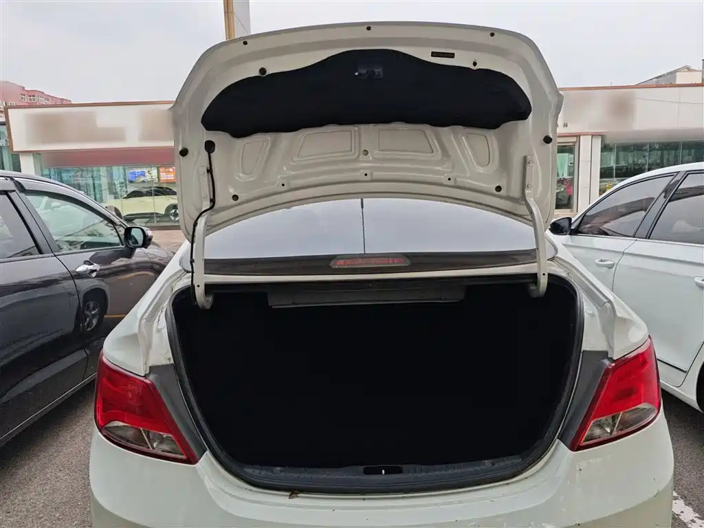 Hyundai Verna 2014 1.4L Manual Smart GLS фото 19