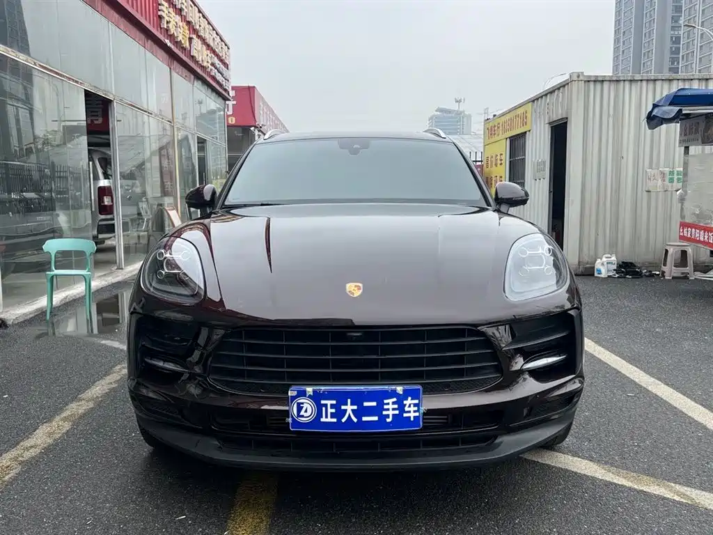 PORSCHE MACAN