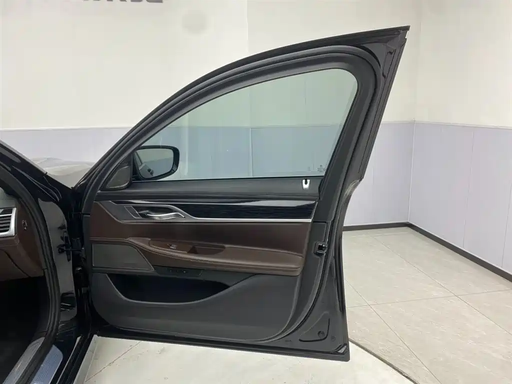 BMW 7 Series 2021 Model 730Li M Sport Package фото 25