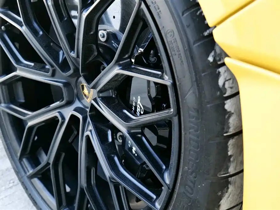 LAMBORGHINI REVUELTO