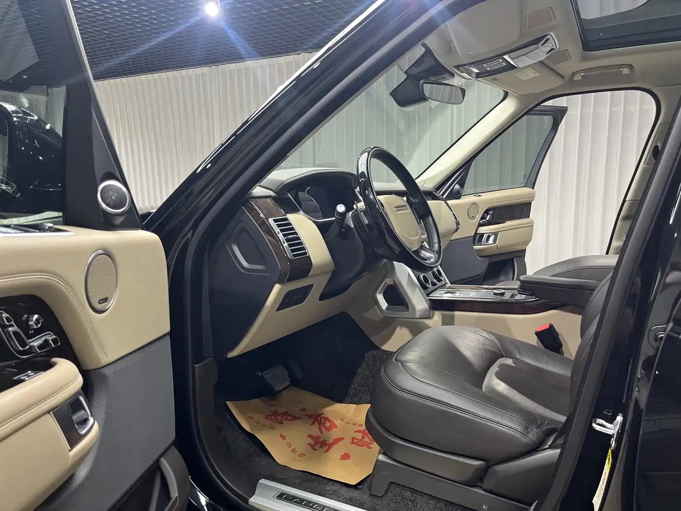 Land Rover Range Rover 2022 3.0 L6 400PS Heritage Extended Classic Edition фото 9