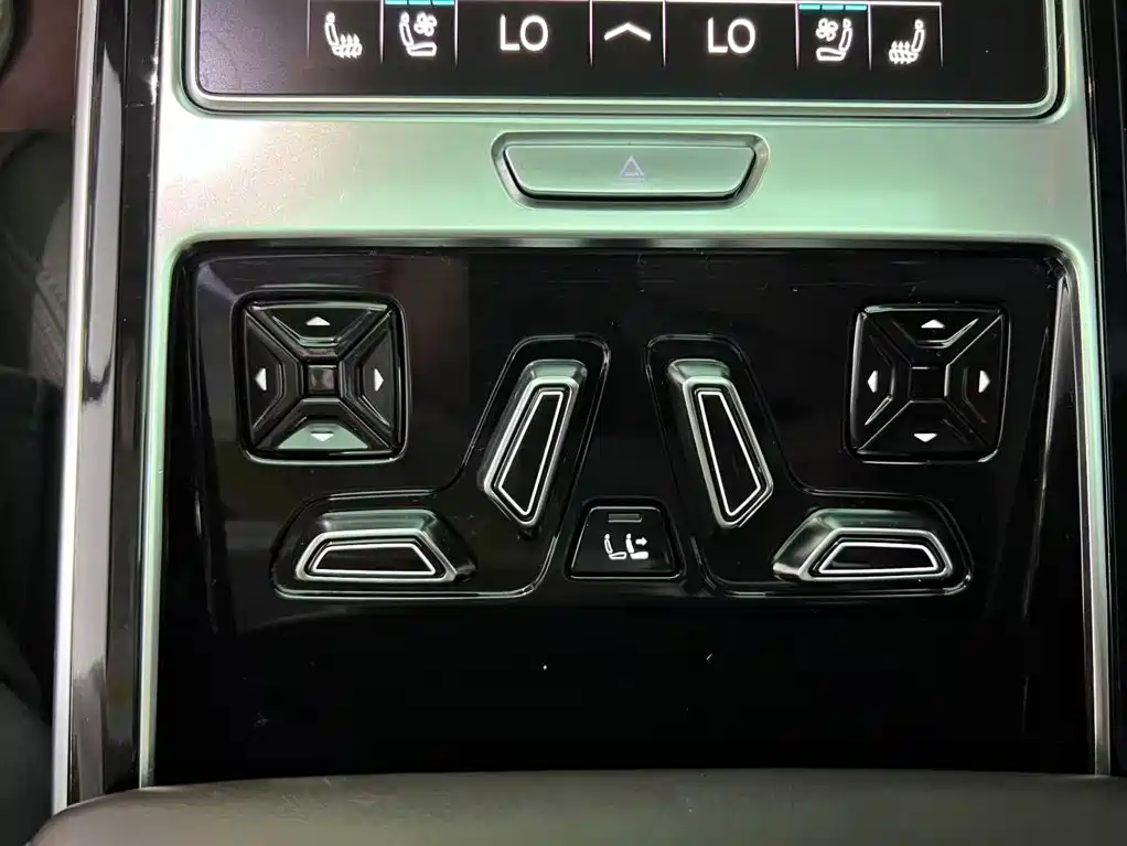 Фото 19 - Audi A8