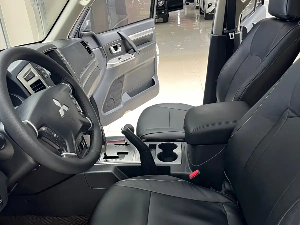 Mitsubishi Pajero (Import) 2016 3.0L Automatic Standard (China V) фото 9