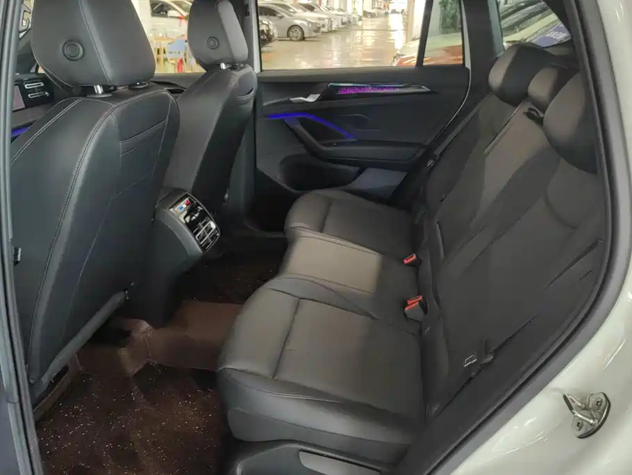 Photo 11 - Volkswagen Tiguan L