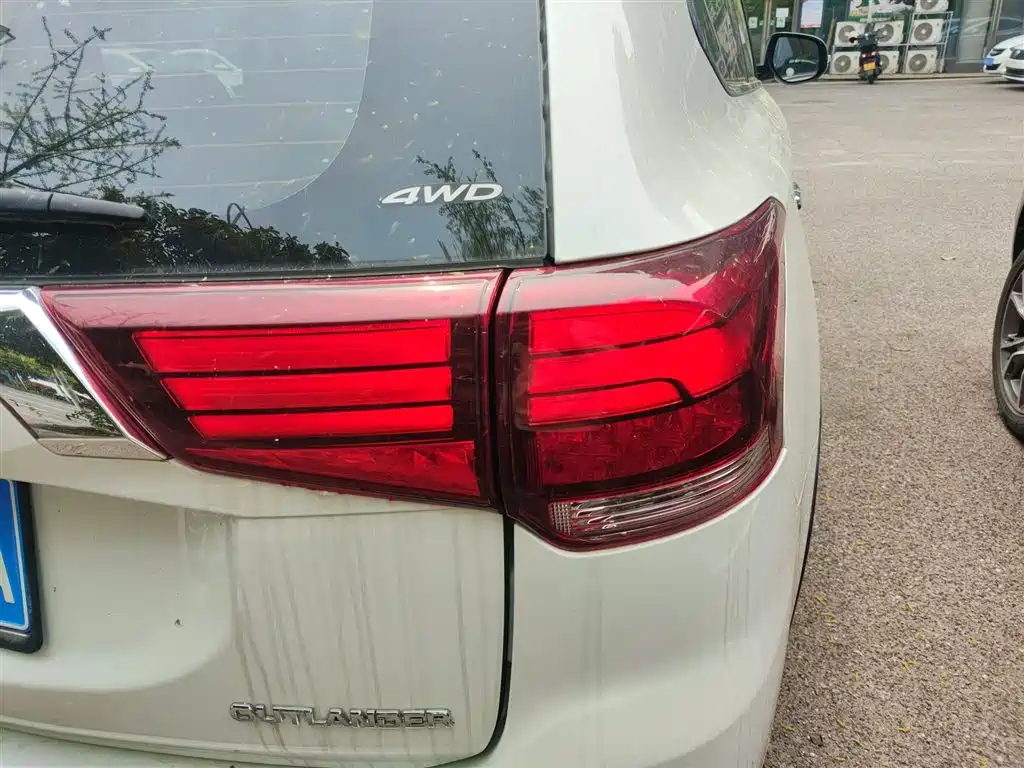 MITSUBISHI OUTLANDER