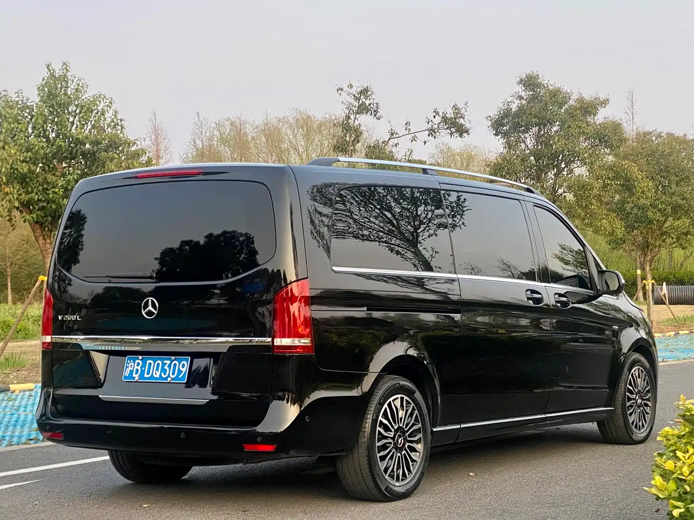Mercedes-Benz V-Class 2017 Model V 260 L Premium Extended Edition фото 18