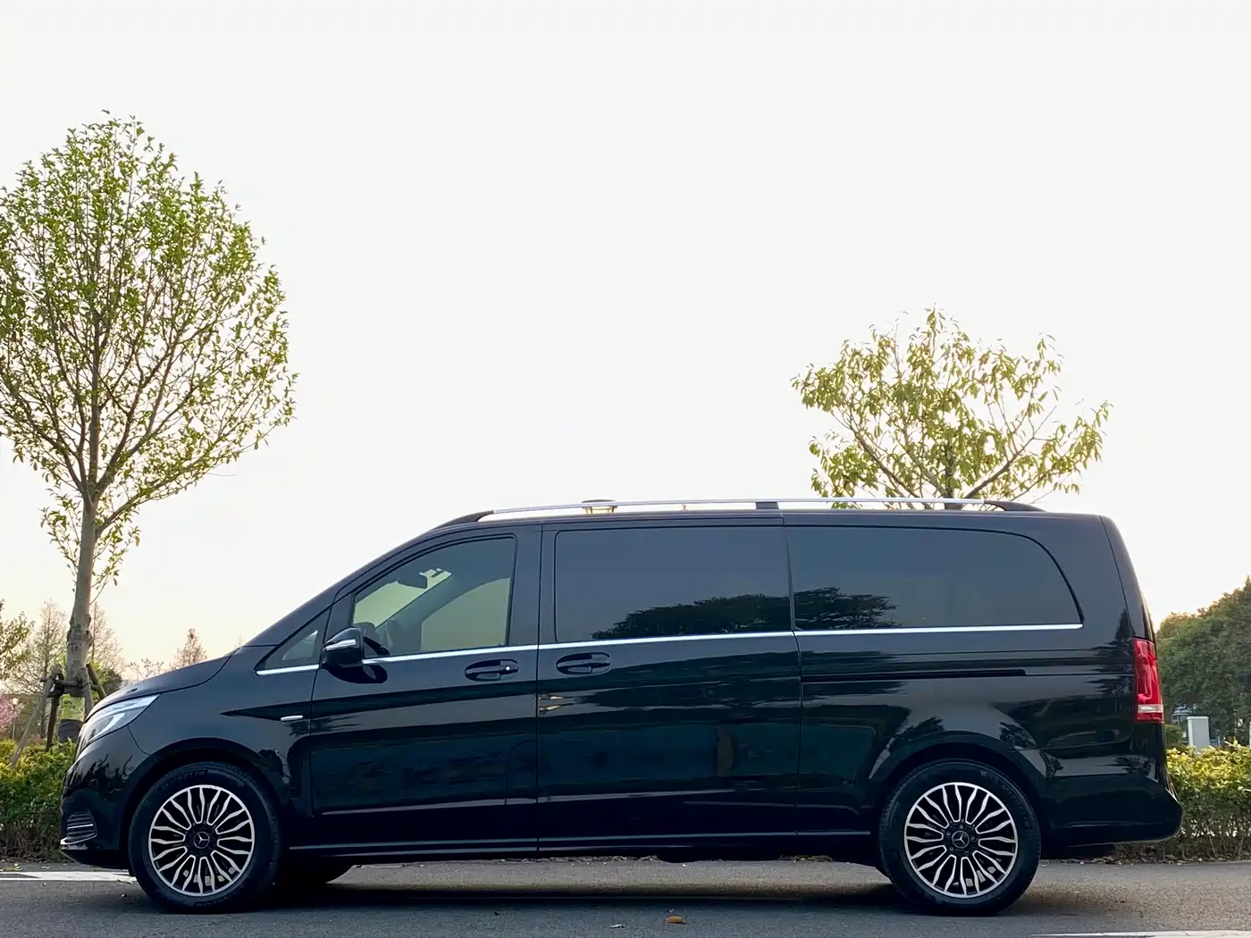 Mercedes-Benz V-Class 2017 Model V 260 L Premium Extended Edition фото 17