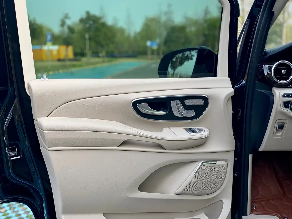 Mercedes-Benz V-Class 2017 Model V 260 L Premium Extended Edition фото 6