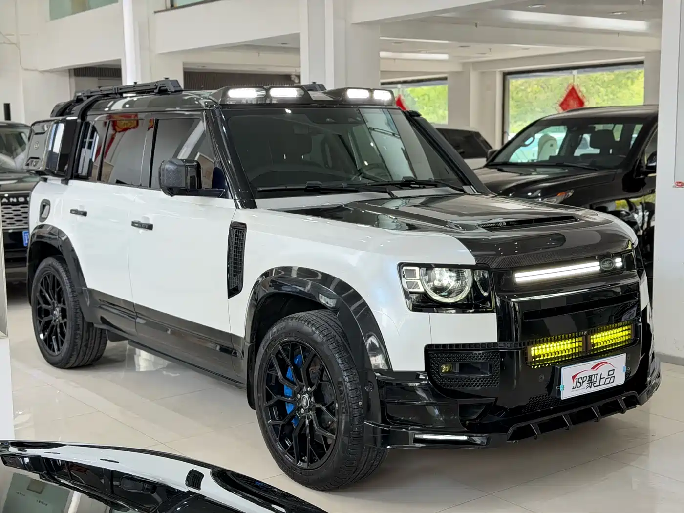 Land Rover Defender 2020 110 P400 Launch Matte Silver Special Package Edition фото 3