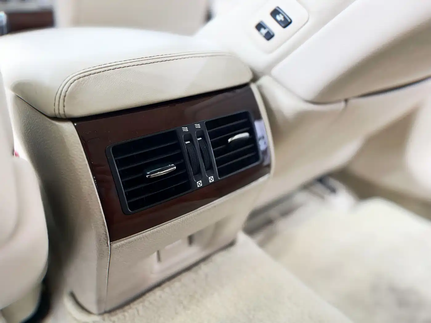 Фото 16 - Lexus LS