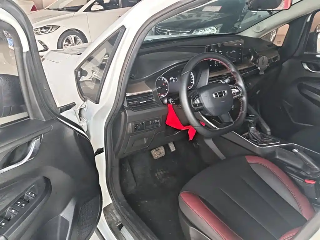 Фото 16 - Geely Vision X3