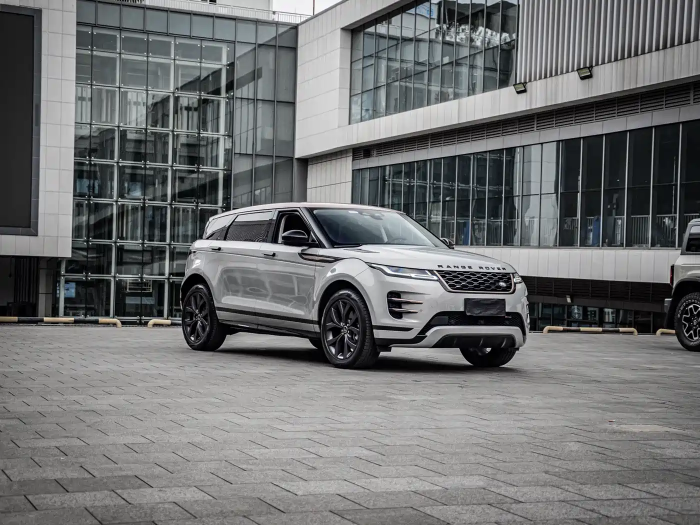 Land Rover Range Rover Evoque 2023 Range Rover Evoque L 249PS Corinthian Bronze Special Edition фото 2