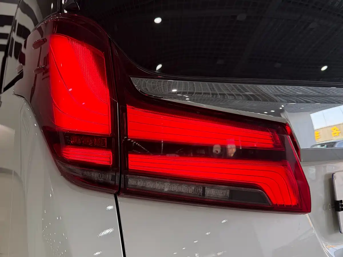 Toyota Alphard 2021 Hybrid 2.5L Luxury фото 26