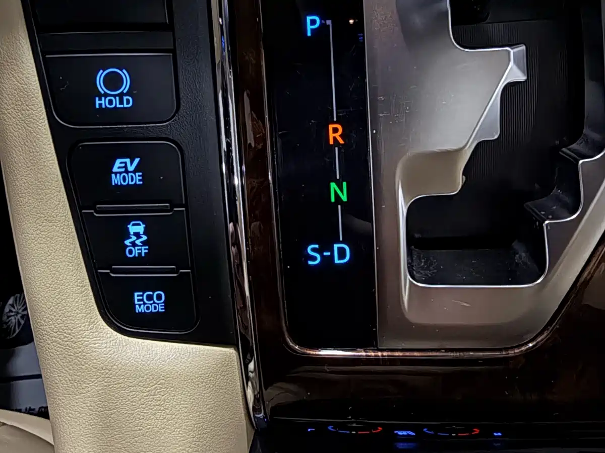 Toyota Alphard 2021 Hybrid 2.5L Luxury фото 12