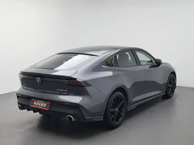 Changan UNI-V 2022 1.5T Premium Model — фото 2