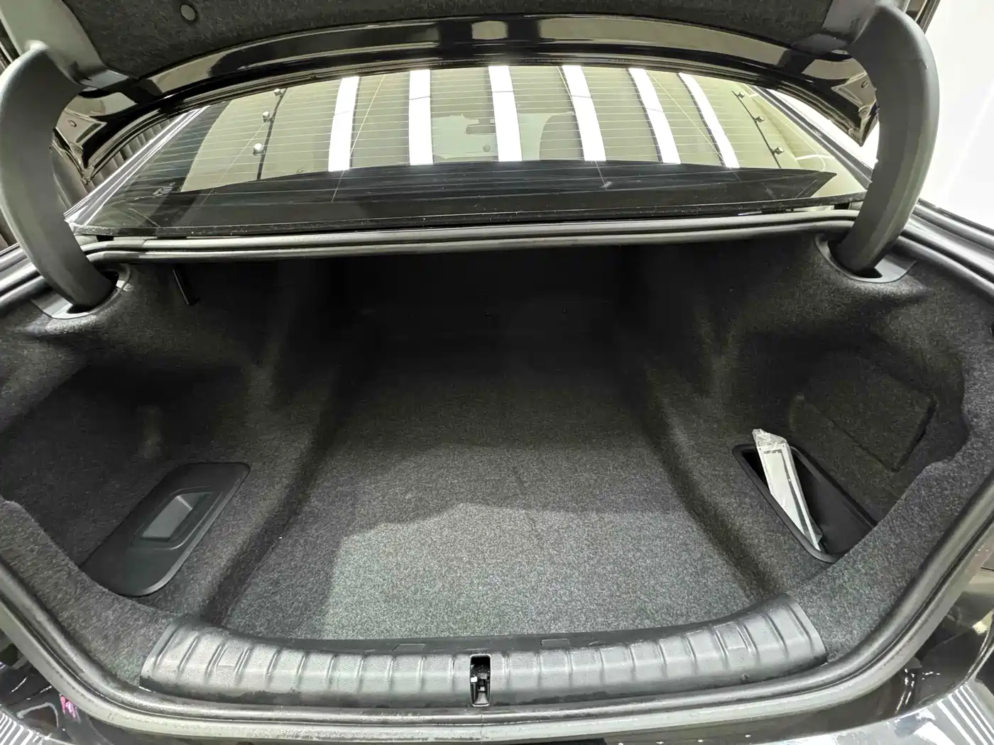 BMW 5 Series 2023 530Li Leading M Sport Package фото 35