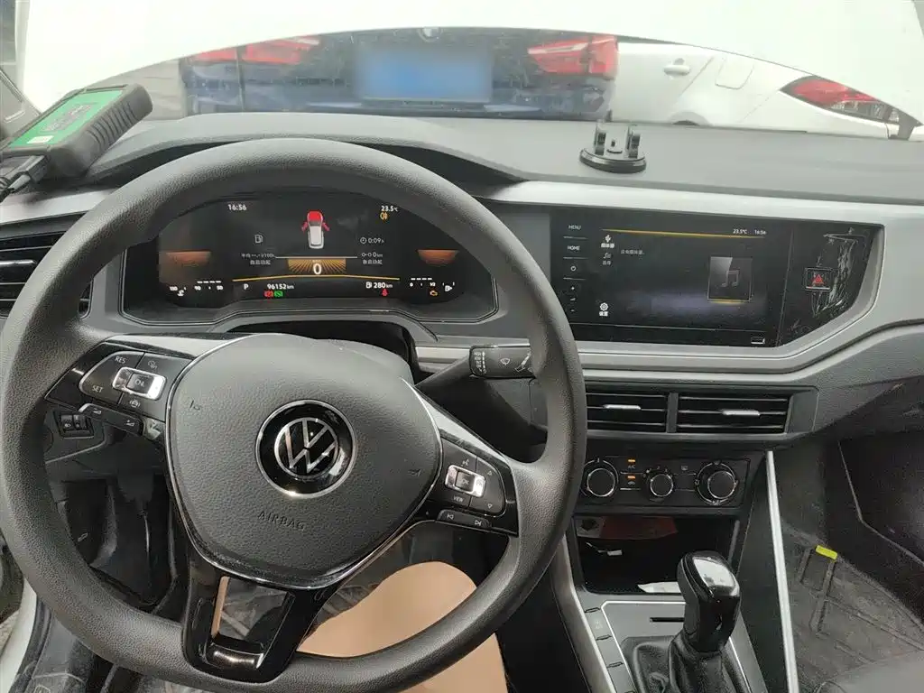 VOLKSWAGEN POLO