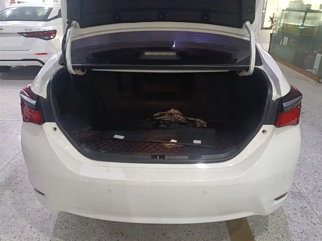 Toyota Corolla 2018 Hybrid 1.8L E-CVT Smart Edition фото 19