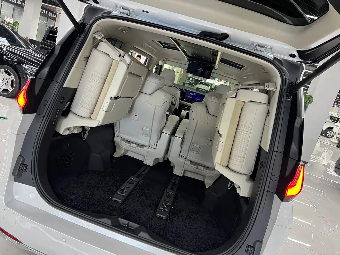 Lexus LM 2025 Model 500h Six-Seater Prestige Edition фото 8