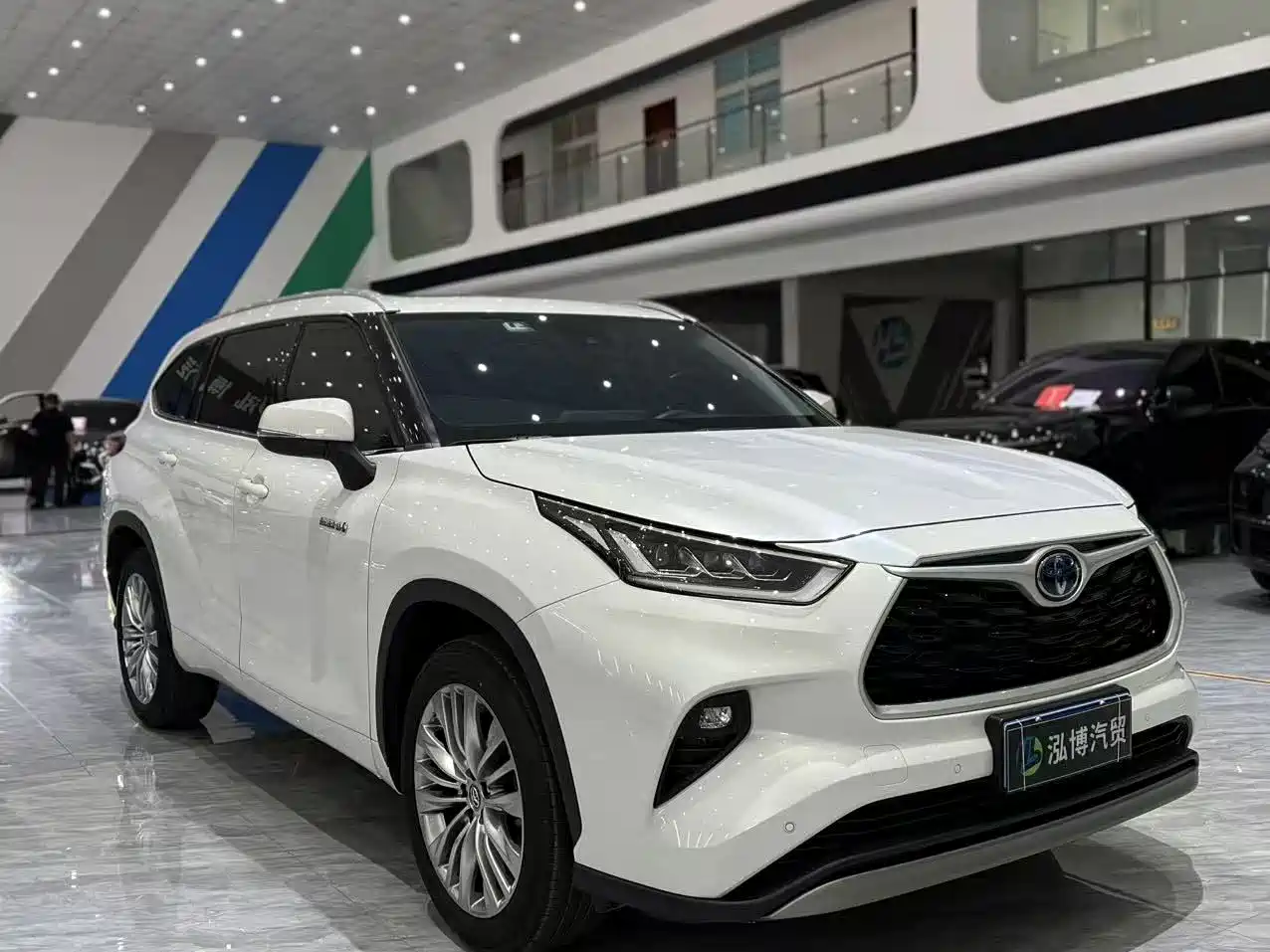Toyota Highlander 2023 2.5L Smart Hybrid Dual Engine AWD Premium 7-Seater фото 3
