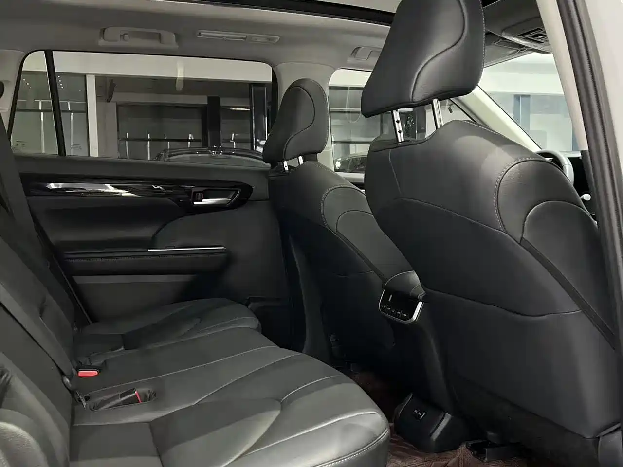 Toyota Highlander 2023 2.5L Smart Hybrid Dual Engine AWD Premium 7-Seater фото 8