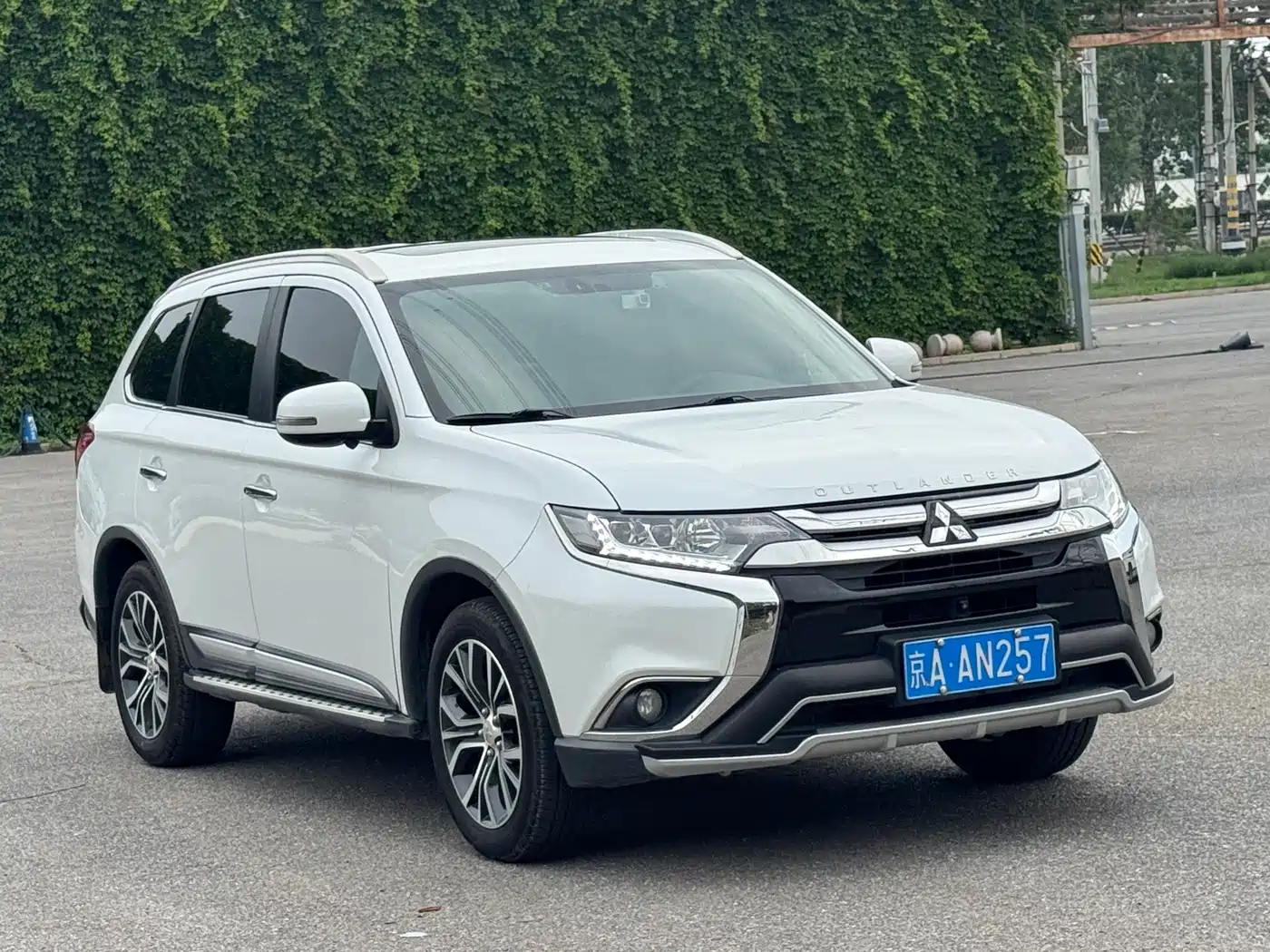 MITSUBISHI OUTLANDER