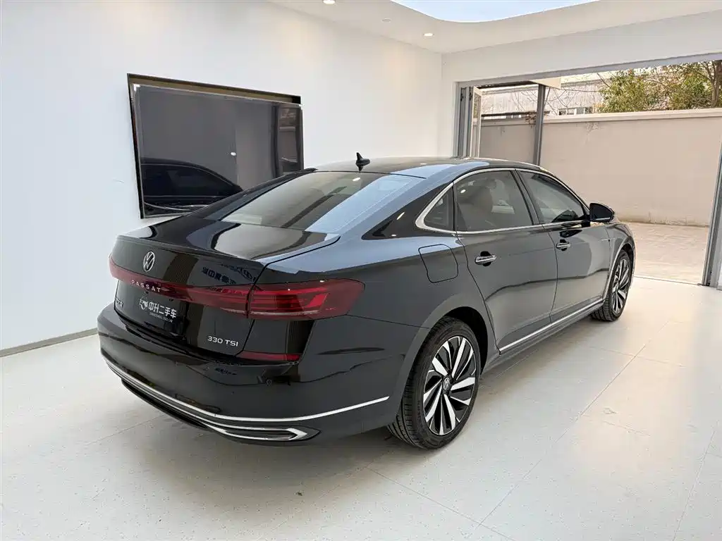 Volkswagen Passat 2022 330TSI Starlight Luxury Edition фото 7