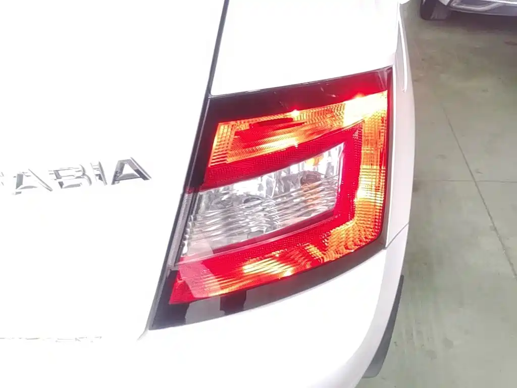 Škoda Fabia 2017 1.4L Auto Car Enjoy Edition фото 8