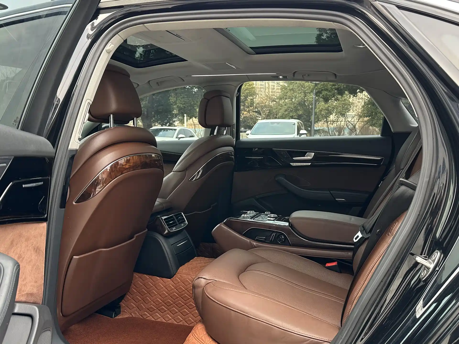 Фото 9 - Audi A8