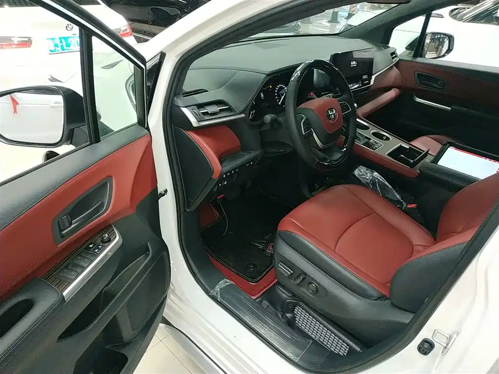 Toyota Granvia 2024 2.5L Hybrid Comfort фото 16