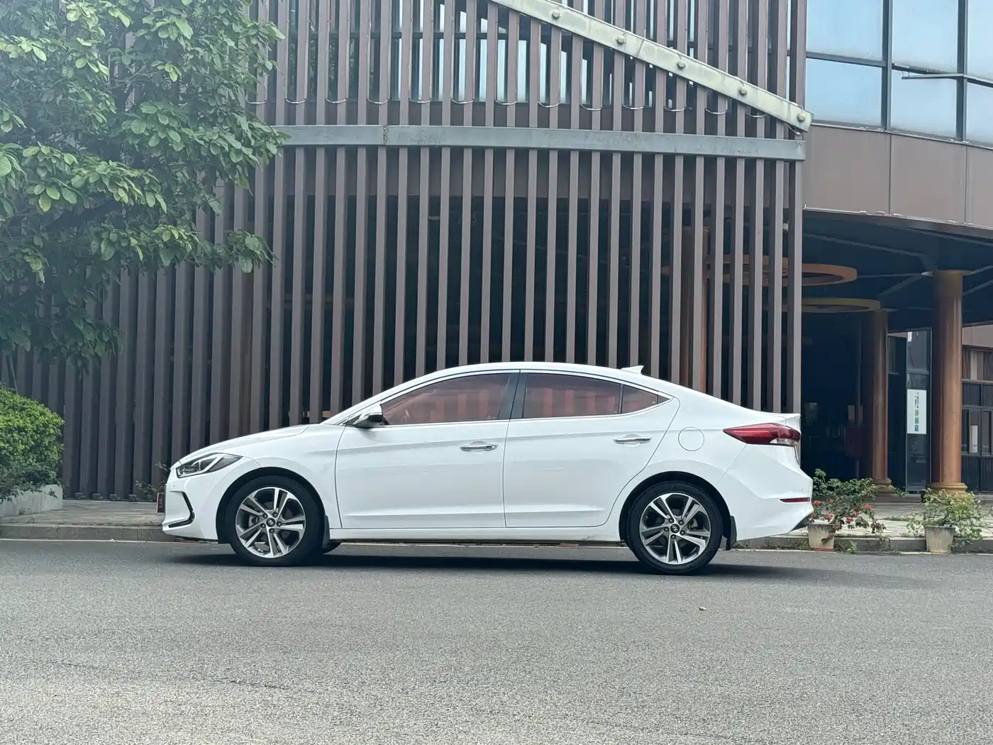 Hyundai Elantra 2016 1.6L Auto Smart·Luxury Edition фото 4