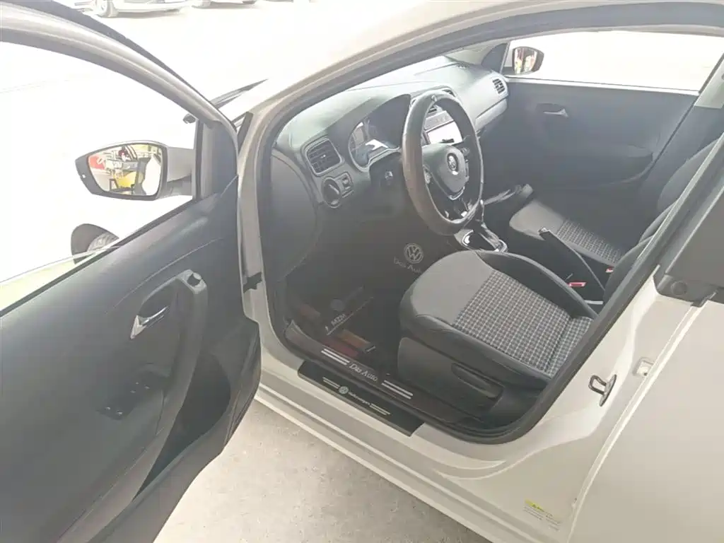 Volkswagen Polo 2016 1.6L Automatic Comfort фото 16