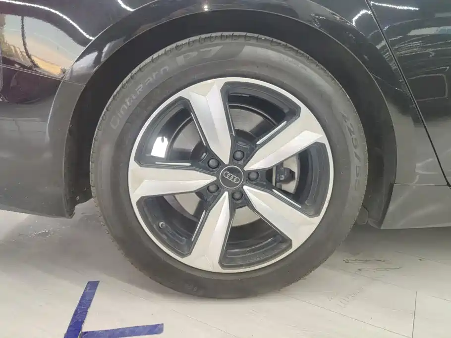 Photo 6 - Audi A6L