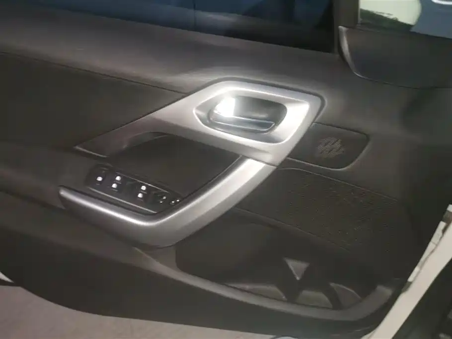 Peugeot 2008 2014 1.6L Automatic Fashion Edition фото 7