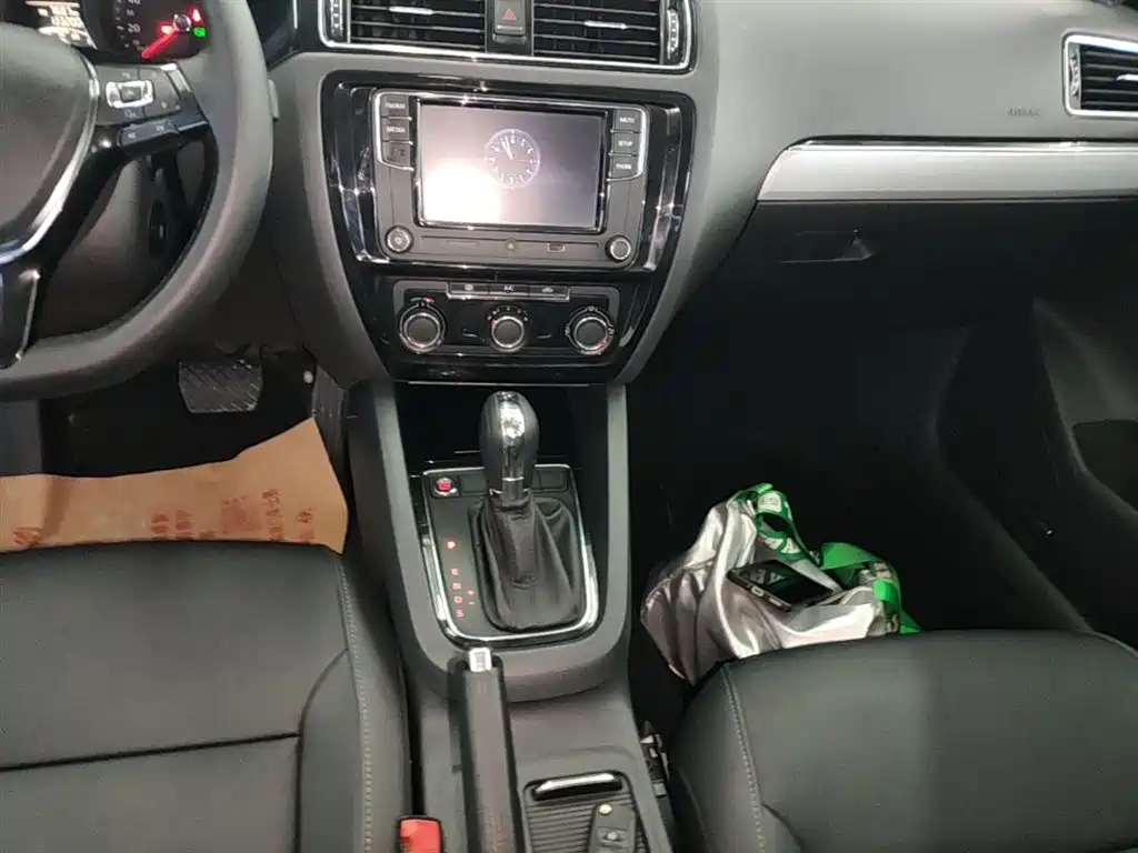 Volkswagen Sagitar 2017 1.6L Automatic Comfort фото 14