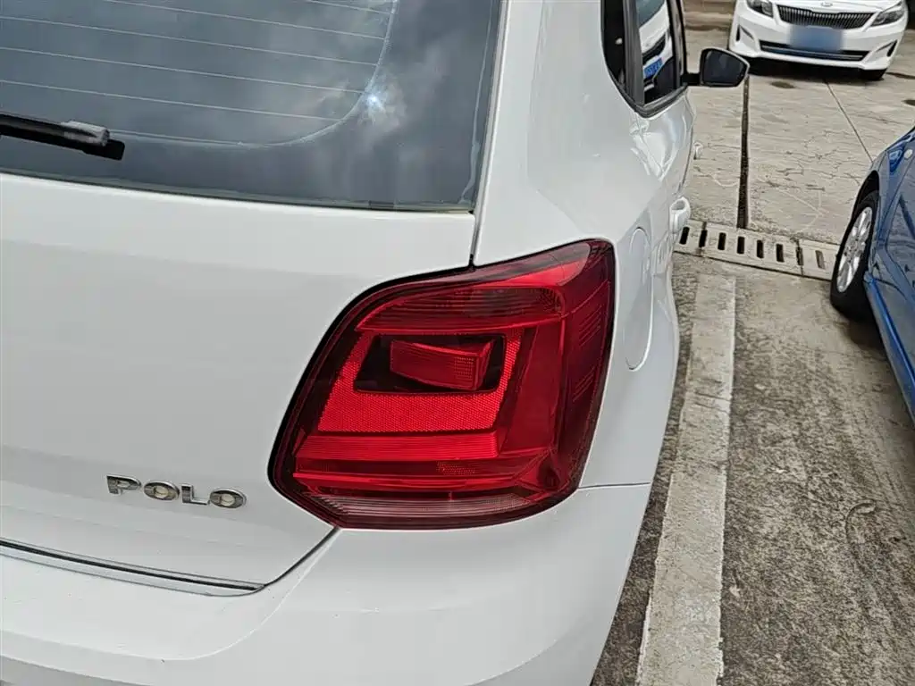 Volkswagen Polo 2014 1.4L Manual Trend Edition фото 8