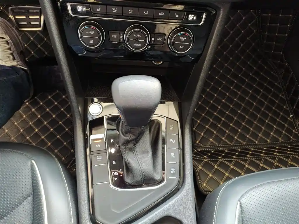 Volkswagen Tiguan L 2020 330TSI Auto 2WD R-Line Flagship China VI фото 14