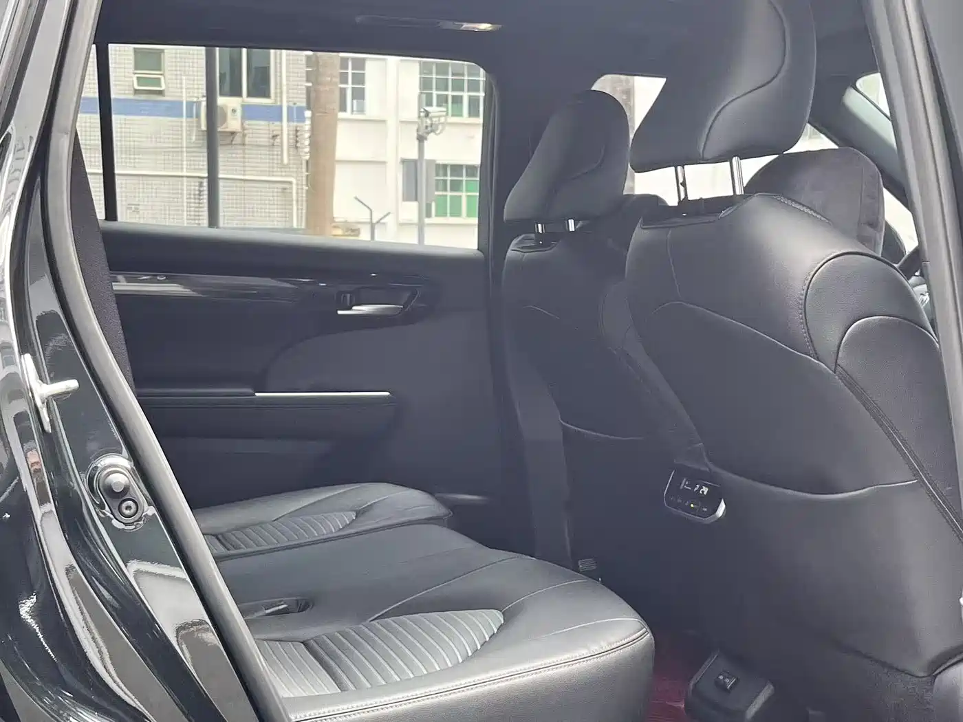 Toyota Crown Kluger 2023 2.5L HEV AWD Luxury Edition фото 8