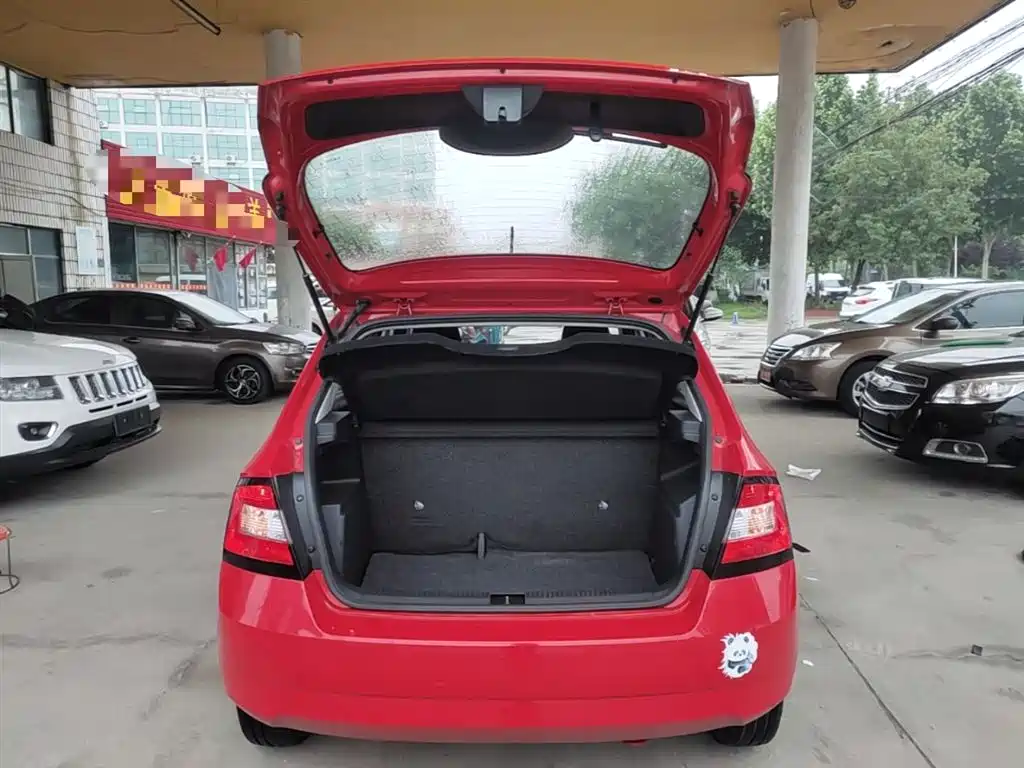 Škoda Fabia 2015 1.4L Manual Advance Edition фото 19