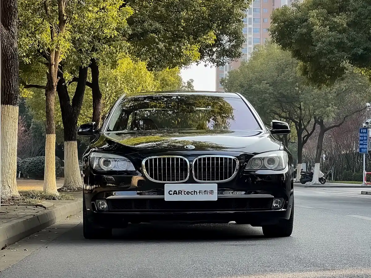 BMW 7 Series 2010 760Li фото 2