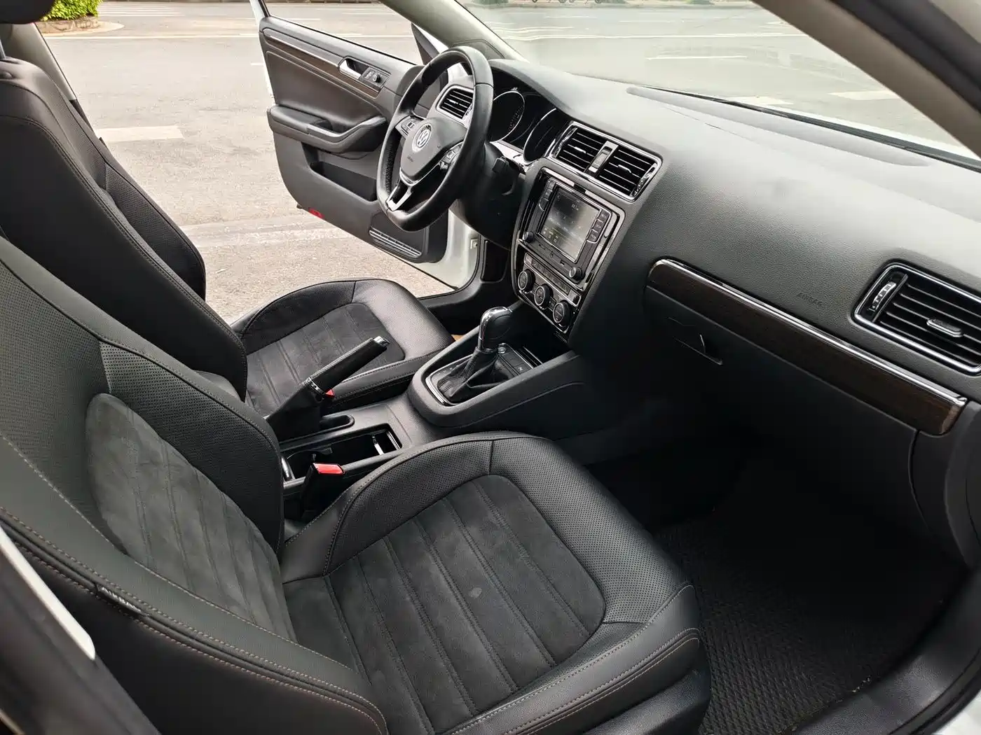 Volkswagen Sagitar 2017 1.6L Automatic Comfort фото 5