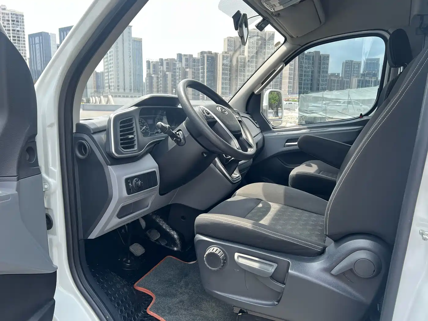 SAIC Maxus Xintu V80 2023 2.0T Manual Classic Aoyun Short Wheelbase Medium Roof 5/6 Seats фото 7