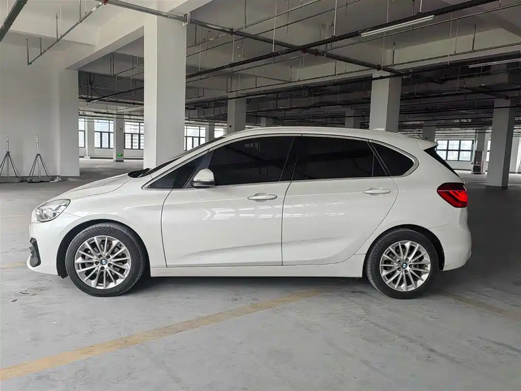 BMW 2 Series Touring 2018 218i Luxury Line фото 3