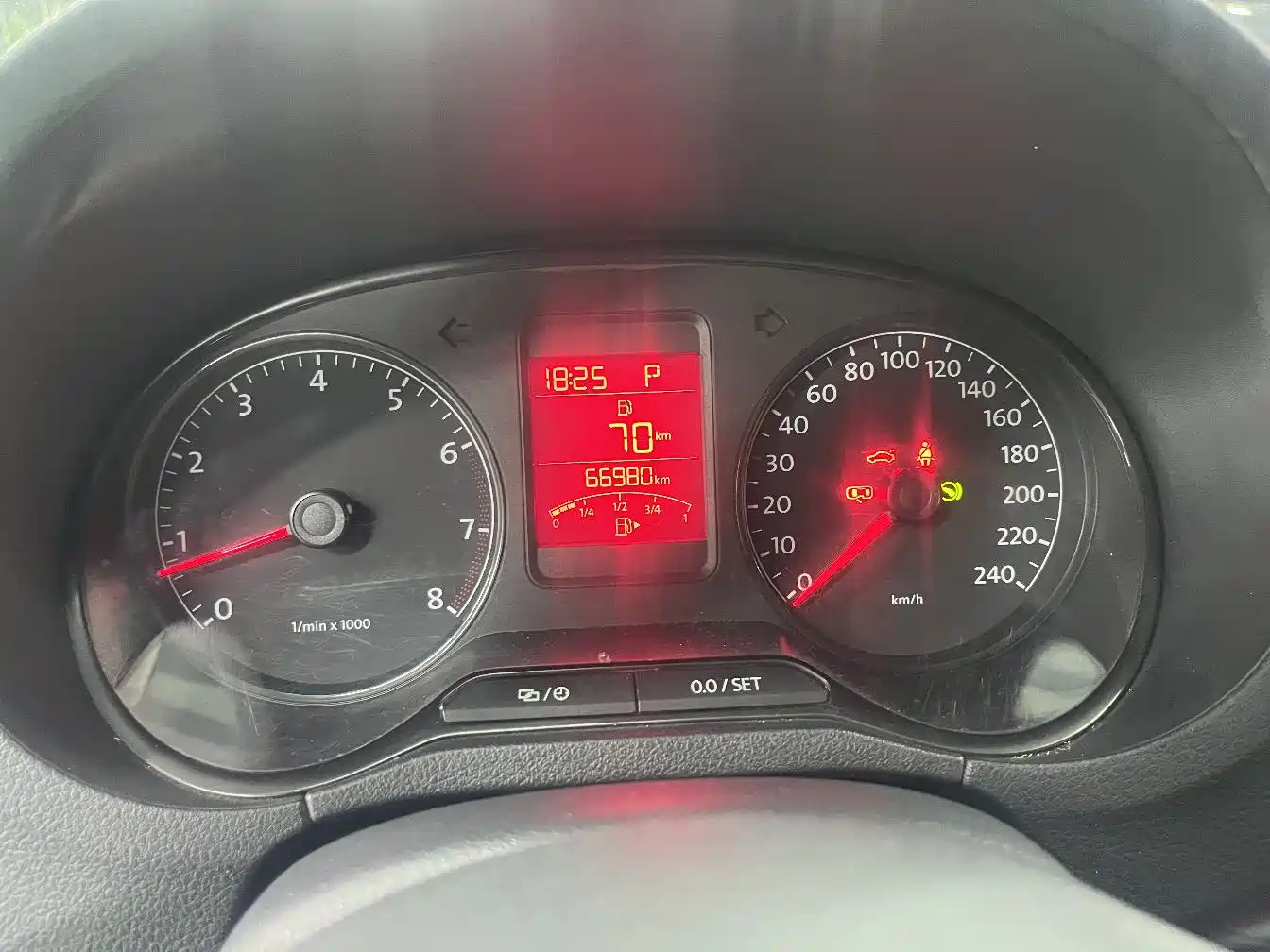 Volkswagen Polo 2013 1.4L Automatic Luxury Edition фото 10